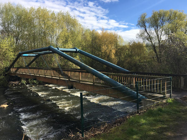 Blick auf die Br�cke �ber die Sohlgleite mit Zaun im Vordergrund