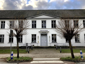 Au&szlig;enansicht: Eingang der Stadtbibliothek Bad Oldesloe
