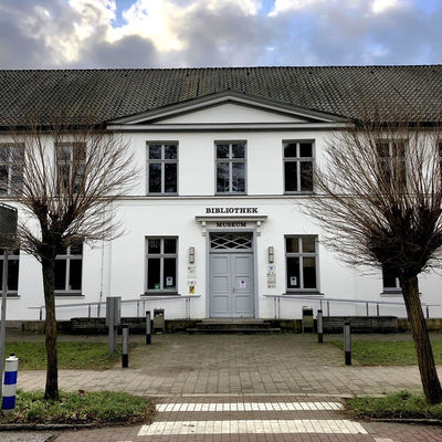 Au&szlig;enansicht: Eingang der Stadtbibliothek Bad Oldesloe