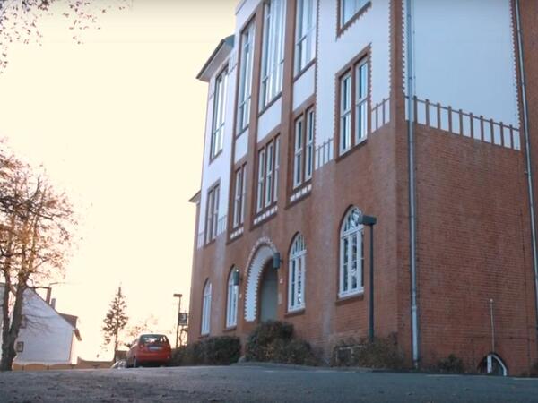 Theodor-Mommsen-Schule der Stadt Bad Oldesloe. Das Foto ist aus einer Seitenansicht gemacht worden.