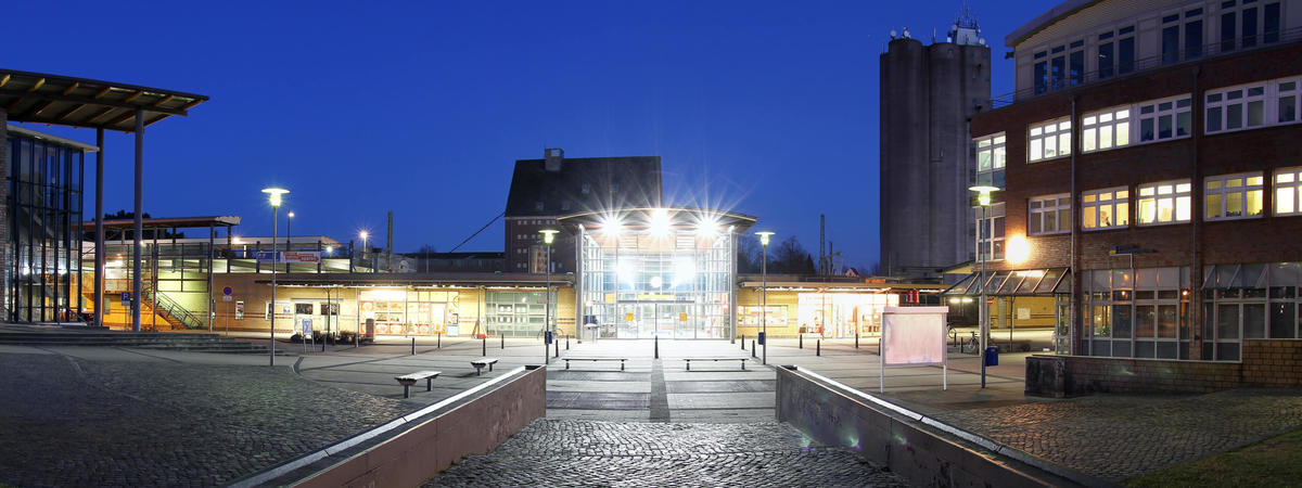 Bahnhofsvorplatz in Bad Oldesloe mit Beleuchtung.