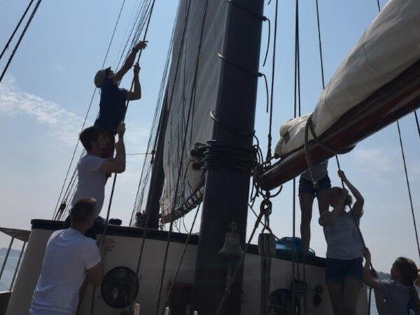 Segele hissen auf dem Segelschiff