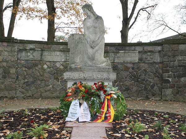 Kranzniederlegung am 19.11.2023: Kr�nze in der Rotunde vor der "Figur der Trauernden"