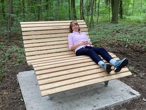 Frau auf Waldliege im Kurpark