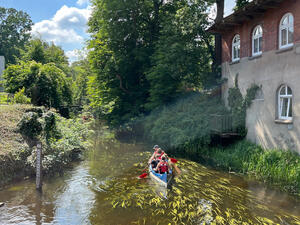 Kanufahrer auf der Trave beim M&uuml;hlrad