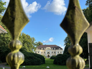 Herrenhaus Blumendorf Blick durchs Eingangstor
