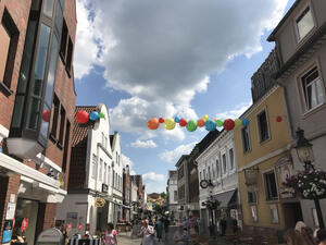 Innenstadt, M&uuml;hlenstra&szlig;e mit bunten Lampions