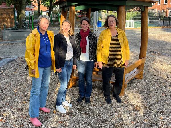 von links nach rechts: Kathrin Albers (Schulleiterin Klaus-Groth-Schule), Dr. Janine Rausch (stellvertretende B�rgermeisterin), Ute Obel (Fachbereichsleitung Bauen und Umwelt Stadt Bad Oldesloe), Ulrike K�lper (Bereich Verkehrs- und Gr�nfl�chen Stadt Bad Oldesloe)