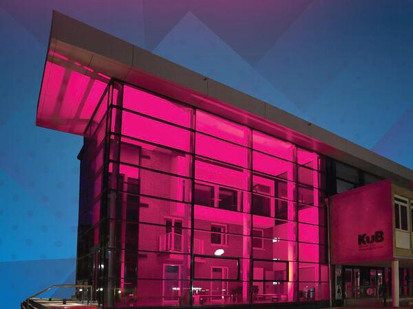 Kultur- und Bildungszentrum (KuB) in pink beleuchtet.