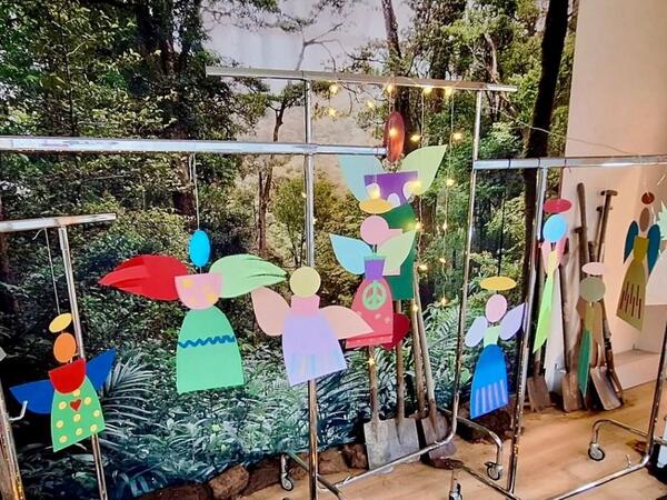 Bild des mit Engeln dekorierten Schaufensters in der ehemaligen C und A Ladenfl�che.