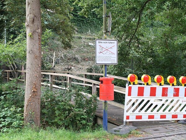 Br�cke "Weg am Stadtarm" mit Sperrbalken.