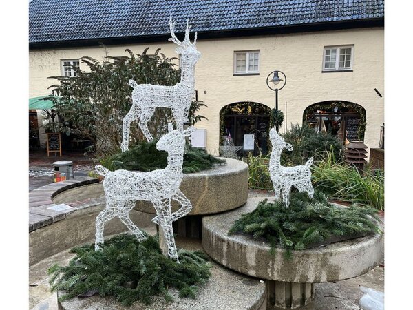 Hude-Brunnen mit Rentieren geschm�ckt