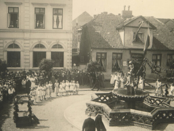 G�nselieselbrunnen mit Menschenmenge drum herum