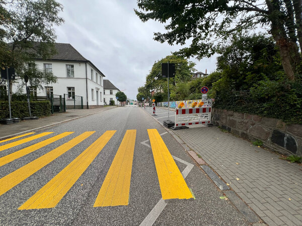 Ma&szlig;nahmen f&uuml;r die Baustellenabsperrung - neuer Zebrastreifen in der K&ouml;nigstra&szlig;e