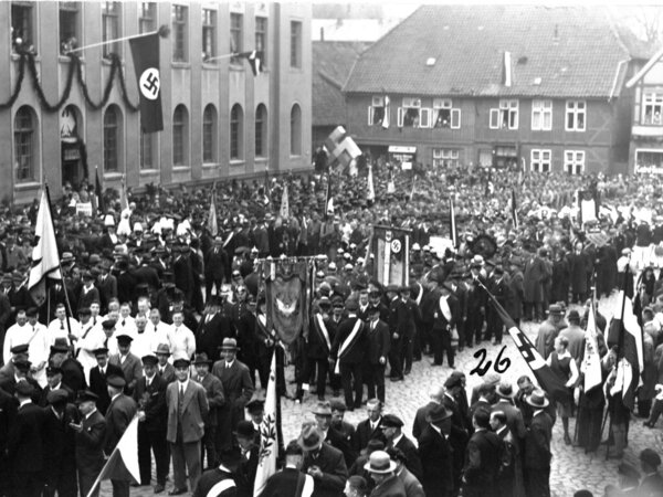 Aufmarsch auf dem Marktplatz anl&auml;sslich einer 1. Mai-Feier