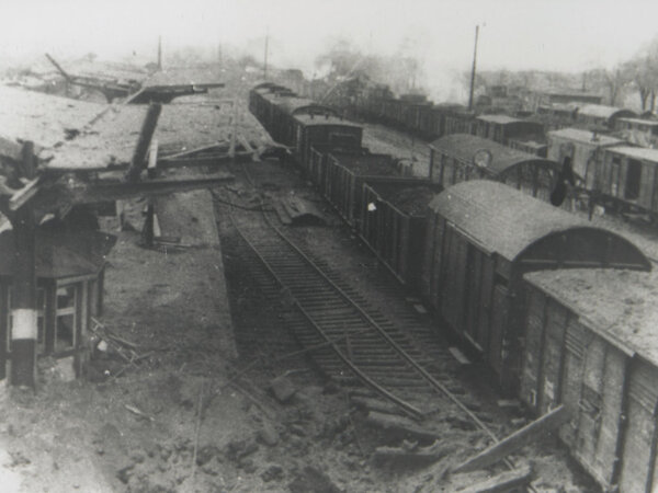 Luftaufnahme vom Bahnhof nach dem Bombenangriff 1945.