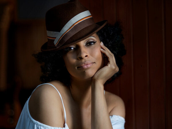 TOKUNBO: Singer-Songwriterin