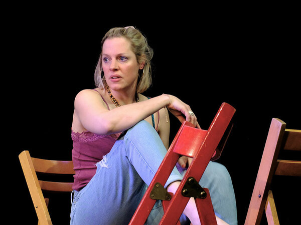 Schauspielerin Lisa Bihl in ihrer Rolle als Paula Spencer im Theaterst�ck �Die Frau, die gegen T�ren rannte�